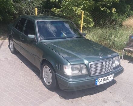 Зелений Мерседес 220, об'ємом двигуна 2.2 л та пробігом 380 тис. км за 2350 $, фото 6 на Automoto.ua