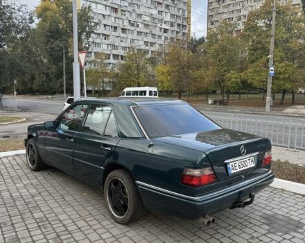 Зеленый Мерседес 220, объемом двигателя 2.2 л и пробегом 450 тыс. км за 1800 $, фото 1 на Automoto.ua