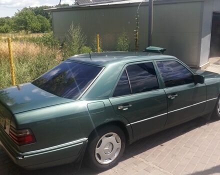 Зелений Мерседес 220, об'ємом двигуна 2.2 л та пробігом 380 тис. км за 2350 $, фото 2 на Automoto.ua