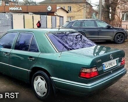 Зелений Мерседес 220, об'ємом двигуна 2.2 л та пробігом 380 тис. км за 2499 $, фото 7 на Automoto.ua