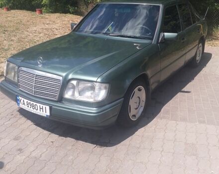 Зелений Мерседес 220, об'ємом двигуна 2.2 л та пробігом 380 тис. км за 2350 $, фото 1 на Automoto.ua