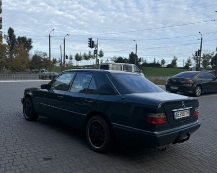 Зеленый Мерседес 220, объемом двигателя 2.2 л и пробегом 450 тыс. км за 1800 $, фото 8 на Automoto.ua