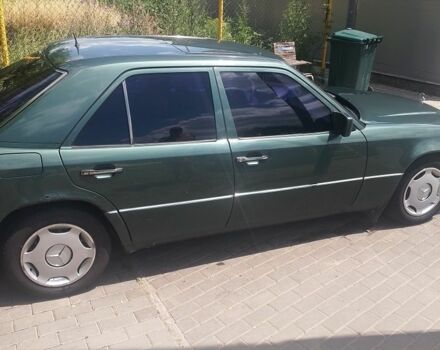 Зелений Мерседес 220, об'ємом двигуна 2.2 л та пробігом 380 тис. км за 2350 $, фото 5 на Automoto.ua