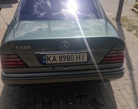 Зелений Мерседес 220, об'ємом двигуна 2.2 л та пробігом 380 тис. км за 2350 $, фото 3 на Automoto.ua