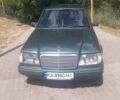 Зелений Мерседес 220, об'ємом двигуна 2.2 л та пробігом 380 тис. км за 2350 $, фото 1 на Automoto.ua