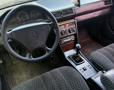 Зеленый Мерседес 220, объемом двигателя 2.2 л и пробегом 450 тыс. км за 1800 $, фото 5 на Automoto.ua