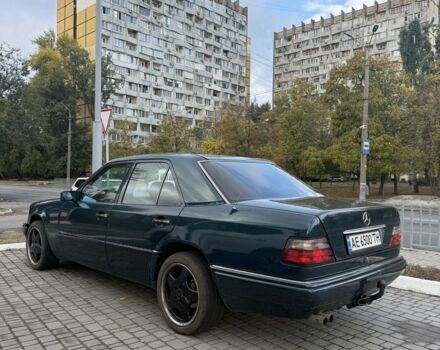 Зеленый Мерседес 220, объемом двигателя 2.2 л и пробегом 450 тыс. км за 1800 $, фото 2 на Automoto.ua