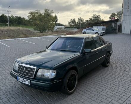 Зеленый Мерседес 220, объемом двигателя 2.2 л и пробегом 450 тыс. км за 1800 $, фото 3 на Automoto.ua