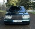 Зелений Мерседес 220, об'ємом двигуна 2.2 л та пробігом 419 тис. км за 2850 $, фото 1 на Automoto.ua
