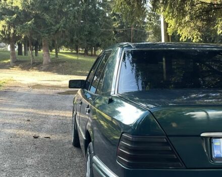 Зелений Мерседес 220, об'ємом двигуна 2.2 л та пробігом 419 тис. км за 2850 $, фото 9 на Automoto.ua