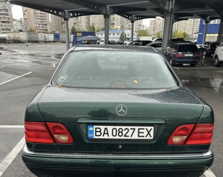 Зелений Мерседес 220, об'ємом двигуна 2.2 л та пробігом 450 тис. км за 3500 $, фото 1 на Automoto.ua