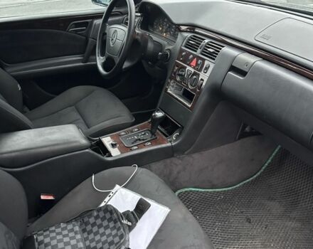 Зелений Мерседес 220, об'ємом двигуна 2.2 л та пробігом 450 тис. км за 3500 $, фото 4 на Automoto.ua