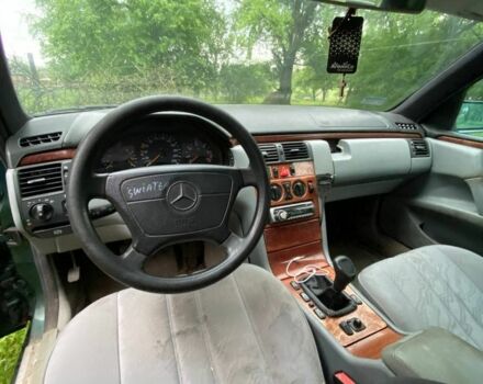 Зелений Мерседес 220, об'ємом двигуна 0 л та пробігом 450 тис. км за 599 $, фото 2 на Automoto.ua