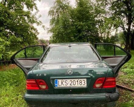Зелений Мерседес 220, об'ємом двигуна 0 л та пробігом 450 тис. км за 599 $, фото 1 на Automoto.ua