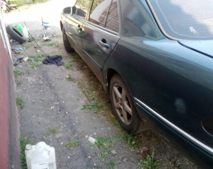 Зелений Мерседес 220, об'ємом двигуна 2.2 л та пробігом 2 тис. км за 1800 $, фото 4 на Automoto.ua
