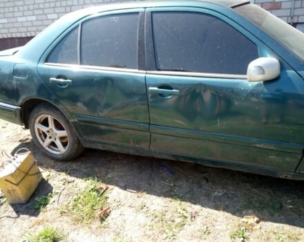Зелений Мерседес 220, об'ємом двигуна 2.2 л та пробігом 2 тис. км за 1800 $, фото 2 на Automoto.ua