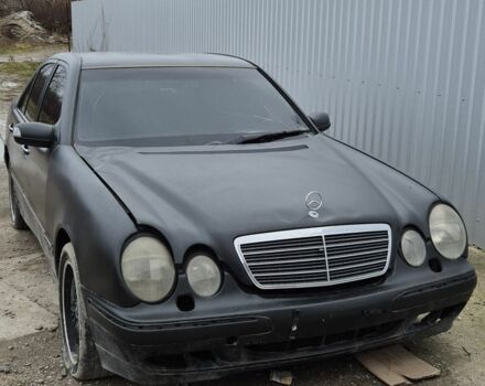 Зеленый Мерседес 220, объемом двигателя 2 л и пробегом 451 тыс. км за 2300 $, фото 5 на Automoto.ua