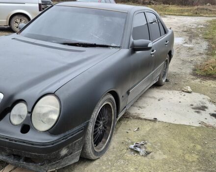 Зеленый Мерседес 220, объемом двигателя 2 л и пробегом 451 тыс. км за 2300 $, фото 6 на Automoto.ua