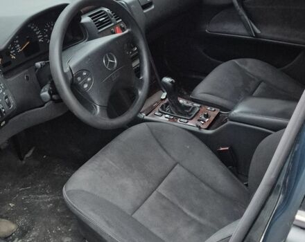 Зеленый Мерседес 220, объемом двигателя 2 л и пробегом 451 тыс. км за 2300 $, фото 2 на Automoto.ua