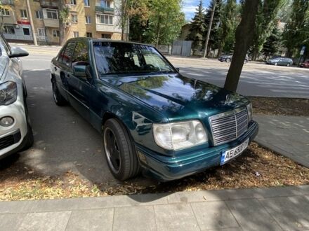 Мерседес 220 1994 в Днепре (Днепропетровске) на Automoto.ua Зеленый Мерседес 220, объемом двигателя 2.2 л и пробегом 490 тыс. км за 2500 $, фото 1 на Automoto.ua