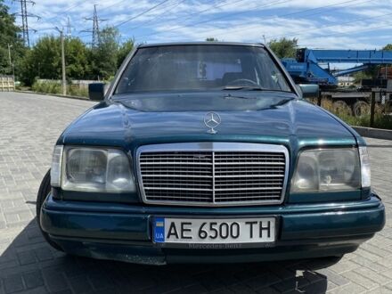 Мерседес 220 1994 у Дніпро (Дніпропетровську) на Automoto.ua Зелений Мерседес 220, об'ємом двигуна 2.2 л та пробігом 490 тис. км за 3100 $, фото 1 на Automoto.ua