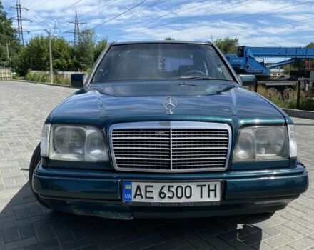 Зелений Мерседес 220, об'ємом двигуна 2.2 л та пробігом 490 тис. км за 3000 $, фото 1 на Automoto.ua