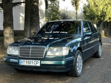 Зелений Мерседес 220, об'ємом двигуна 2.2 л та пробігом 419 тис. км за 2850 $, фото 1 на Automoto.ua