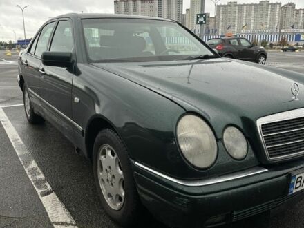 Зелений Мерседес 220, об'ємом двигуна 2.2 л та пробігом 450 тис. км за 3500 $, фото 1 на Automoto.ua