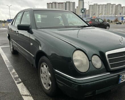 Зеленый Мерседес 220, объемом двигателя 2.2 л и пробегом 450 тыс. км за 3500 $, фото 1 на Automoto.ua