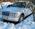 Белый Мерседес 230, объемом двигателя 2 л и пробегом 111 тыс. км за 900 $, фото 1 на Automoto.ua