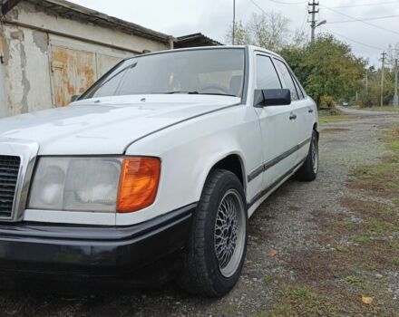 Белый Мерседес 230, объемом двигателя 2.3 л и пробегом 357 тыс. км за 1700 $, фото 2 на Automoto.ua