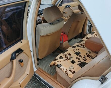 Белый Мерседес 230, объемом двигателя 2.3 л и пробегом 357 тыс. км за 1700 $, фото 3 на Automoto.ua