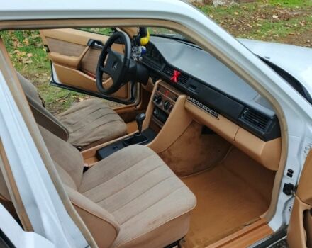 Белый Мерседес 230, объемом двигателя 2.3 л и пробегом 357 тыс. км за 1700 $, фото 5 на Automoto.ua