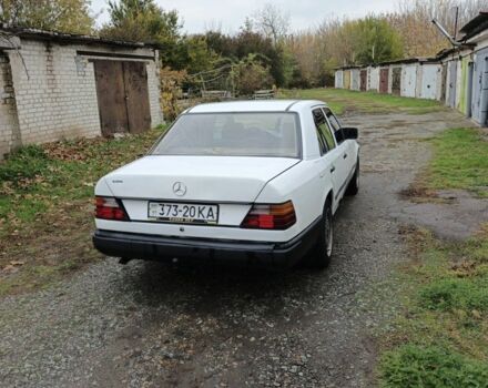 Белый Мерседес 230, объемом двигателя 2.3 л и пробегом 357 тыс. км за 1700 $, фото 6 на Automoto.ua