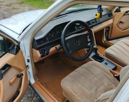 Белый Мерседес 230, объемом двигателя 2.3 л и пробегом 357 тыс. км за 1700 $, фото 4 на Automoto.ua