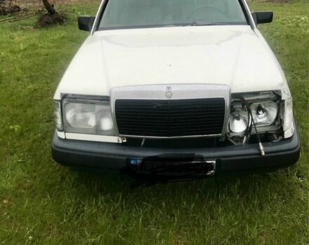 Белый Мерседес 230, объемом двигателя 2.3 л и пробегом 250 тыс. км за 1300 $, фото 6 на Automoto.ua