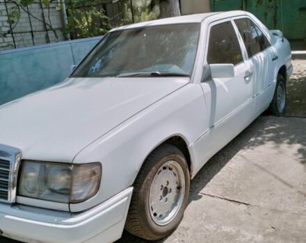 Белый Мерседес 230, объемом двигателя 2.3 л и пробегом 300 тыс. км за 2500 $, фото 1 на Automoto.ua