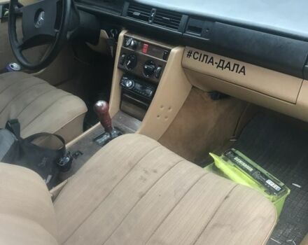 Белый Мерседес 230, объемом двигателя 2.3 л и пробегом 250 тыс. км за 1300 $, фото 1 на Automoto.ua