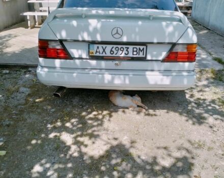 Белый Мерседес 230, объемом двигателя 2.3 л и пробегом 300 тыс. км за 2500 $, фото 3 на Automoto.ua