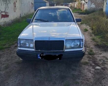 Белый Мерседес 230, объемом двигателя 2.3 л и пробегом 250 тыс. км за 1300 $, фото 4 на Automoto.ua