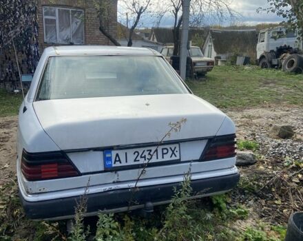 Белый Мерседес 230, объемом двигателя 2.3 л и пробегом 300 тыс. км за 1500 $, фото 4 на Automoto.ua