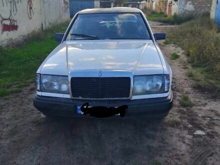 Мерседес 230 1985 у Житомирі на Automoto.ua Білий Мерседес 230, об'ємом двигуна 2.3 л та пробігом 677 тис. км за 850 $, фото 1 на Automoto.ua