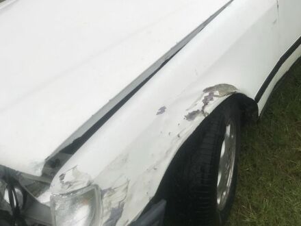 Белый Мерседес 230, объемом двигателя 2.3 л и пробегом 250 тыс. км за 1300 $, фото 1 на Automoto.ua