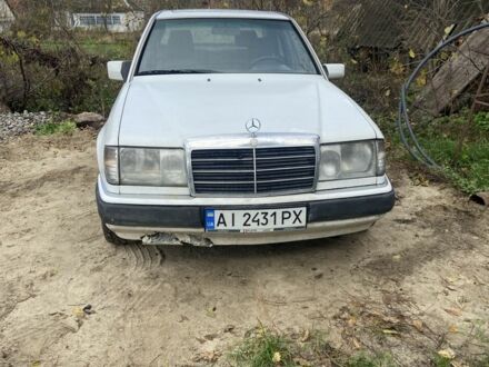 Белый Мерседес 230, объемом двигателя 2.3 л и пробегом 300 тыс. км за 1500 $, фото 1 на Automoto.ua