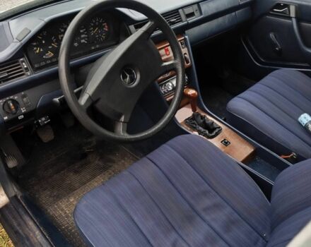Бежевий Мерседес 230, об'ємом двигуна 2.3 л та пробігом 3 тис. км за 1800 $, фото 4 на Automoto.ua