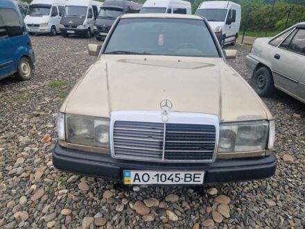 Мерседес 230 1989 у Хусте на Automoto.ua Бежевий Мерседес 230, об'ємом двигуна 2 л та пробігом 299 тис. км за 999 $, фото 1 на Automoto.ua