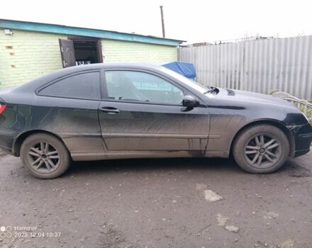 Черный Мерседес 230, объемом двигателя 2 л и пробегом 350 тыс. км за 5216 $, фото 2 на Automoto.ua