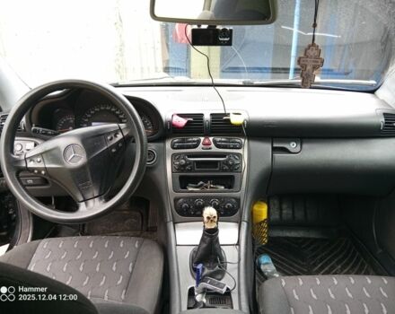 Черный Мерседес 230, объемом двигателя 2 л и пробегом 350 тыс. км за 5216 $, фото 3 на Automoto.ua