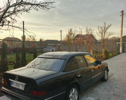 Чорний Мерседес 230, об'ємом двигуна 2.3 л та пробігом 358 тис. км за 1750 $, фото 2 на Automoto.ua