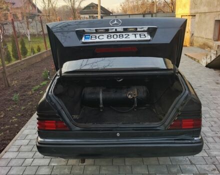 Чорний Мерседес 230, об'ємом двигуна 2.3 л та пробігом 358 тис. км за 1750 $, фото 4 на Automoto.ua